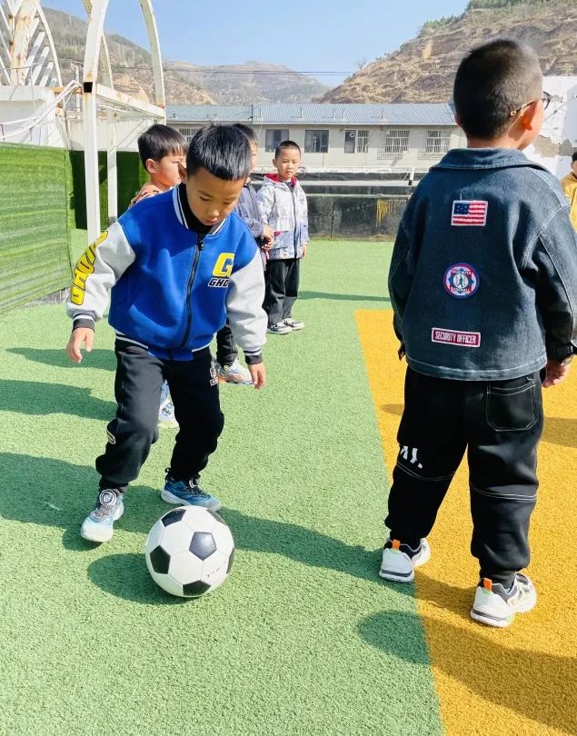 足球玩法幼儿园_幼儿园玩转足球游戏规则_足球幼儿园小游戏