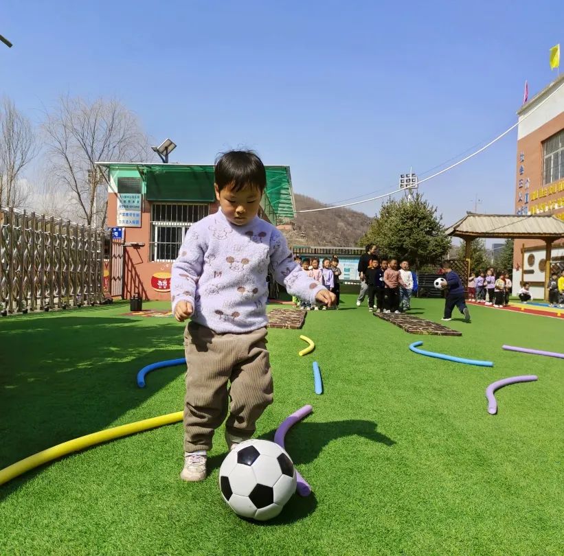 足球幼儿园小游戏_幼儿园玩转足球游戏规则_足球玩法幼儿园