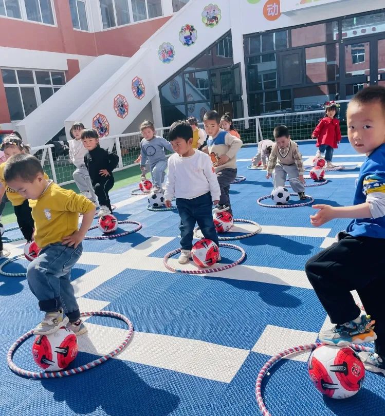 足球玩法幼儿园_足球幼儿园小游戏_幼儿园玩转足球游戏规则